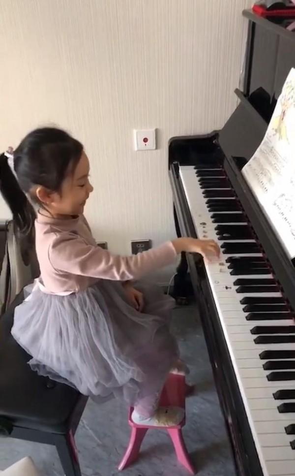 小孩弹钢琴视频火爆(小男孩弹钢琴视频火爆)