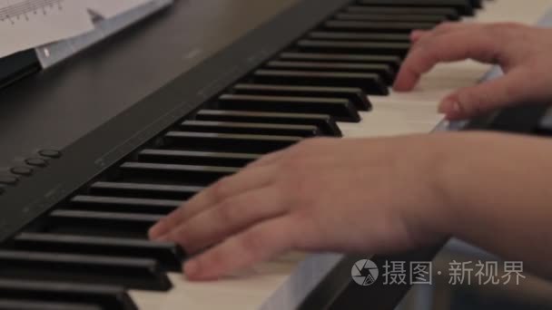 四五岁幼儿弹钢琴视频(四五岁幼儿弹钢琴视频大全)