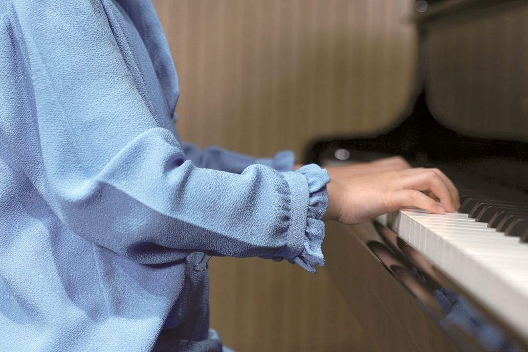 弹钢琴放松手腕(弹钢琴放松手腕的方法)