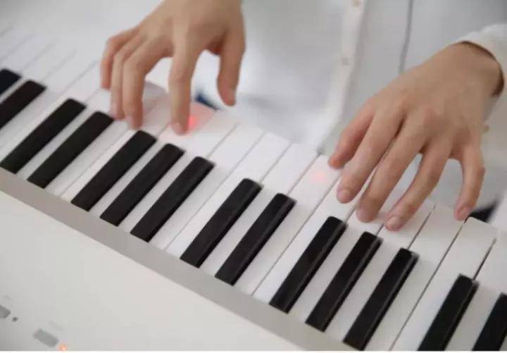 弹钢琴右手指法(弹钢琴左右手指法)