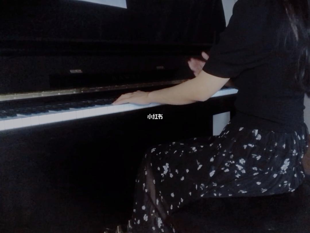 弹钢琴的正确坐姿(弹钢琴的正确坐姿和基本手型图片)