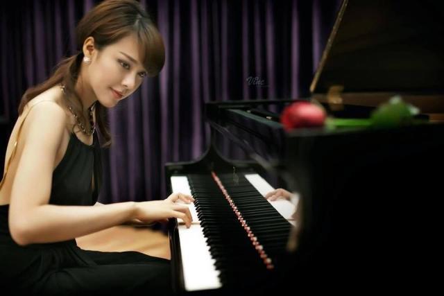 钢琴演奏视频女钢琴家(世界美女钢琴家演奏钢琴视频)