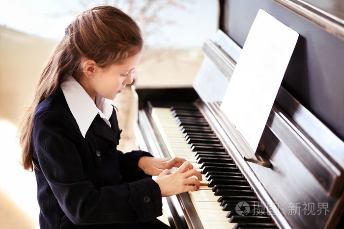 七岁小女孩弹钢琴视频(七岁小女孩弹钢琴视频大全)